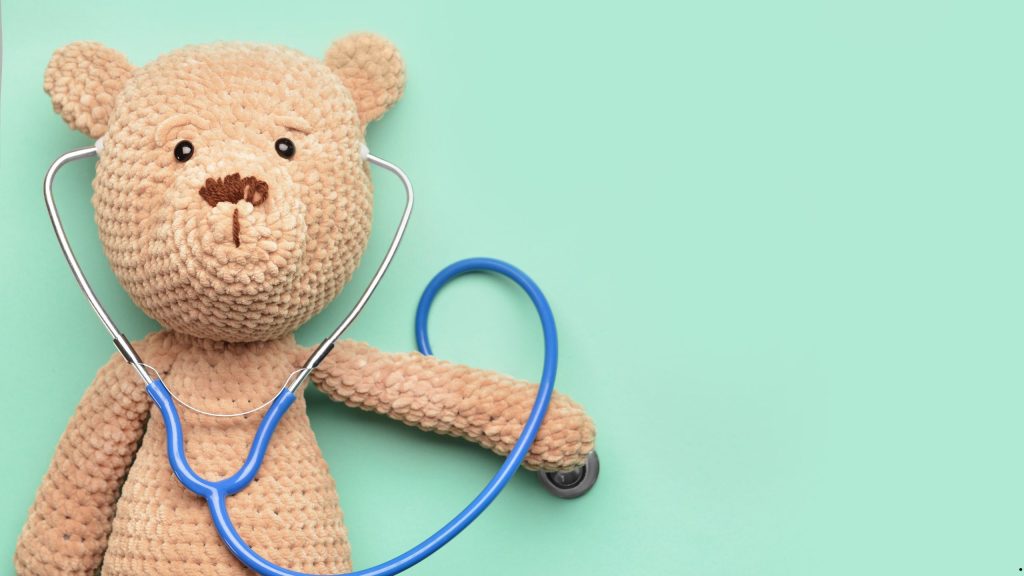 Cum ajutăm copiii să tolereze mai bine frigul? Sfaturi esențiale de la un pediatru