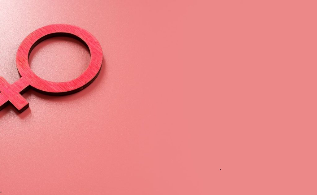 Dominanța estrogenică și toxinele din mediu – cum îți afectează hormonii fără să-ți dai seama