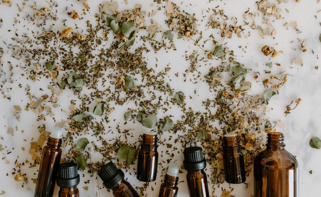 Uleiuri esențiale care susțin digestia și echilibrul florei intestinale